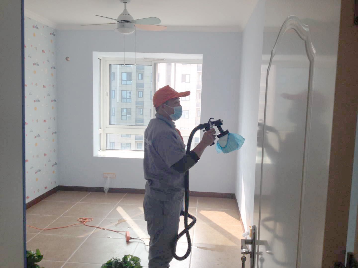 臥室墻面壁紙全方位噴涂施工 臥室墻面壁紙全方位噴涂施工