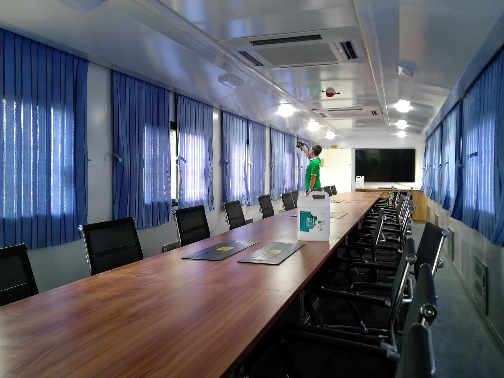 車內會議室窗簾桌椅全方位施工 車內會議室窗簾桌椅全方位施工