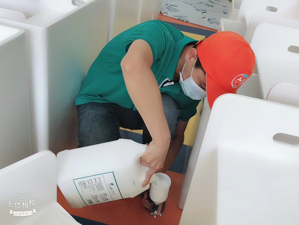 施工人員為噴槍加荃芬原液 施工人員為噴槍加荃芬原液