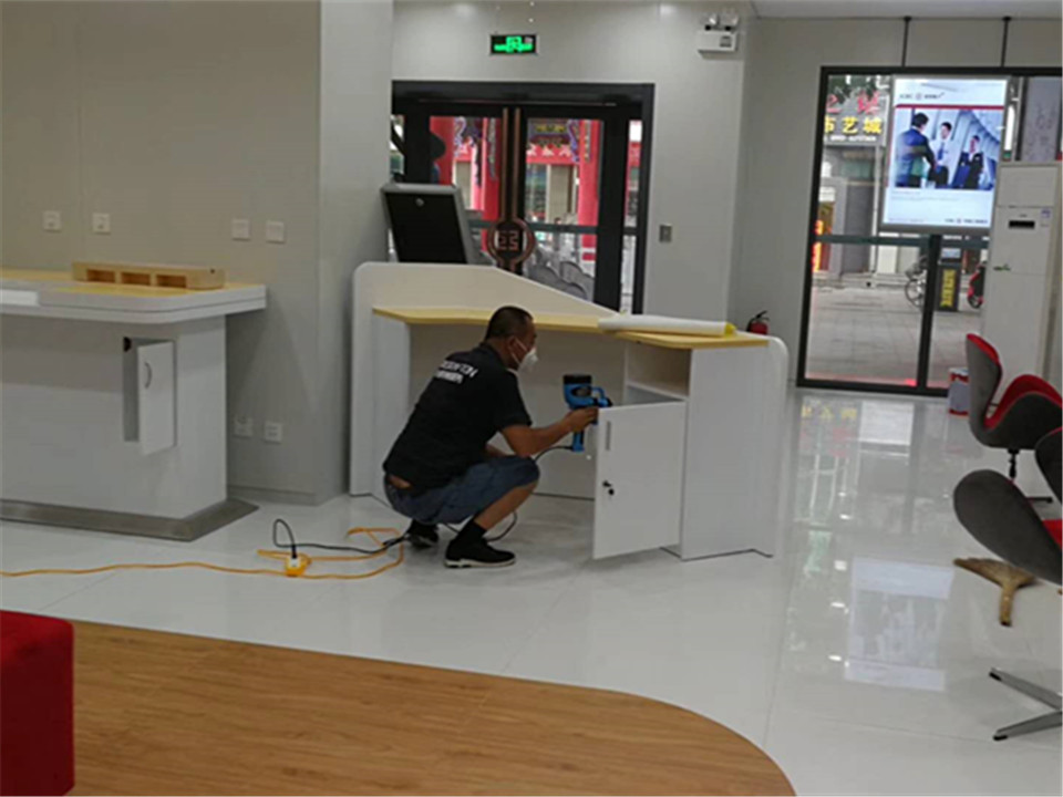 大廳接待臺(tái)柜子噴槍施工治理 大廳接待臺(tái)柜子噴槍施工治理