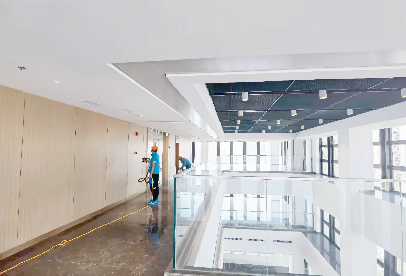 太原地鐵中心大廳墻面噴涂施工 太原地鐵中心大廳墻面噴涂施工