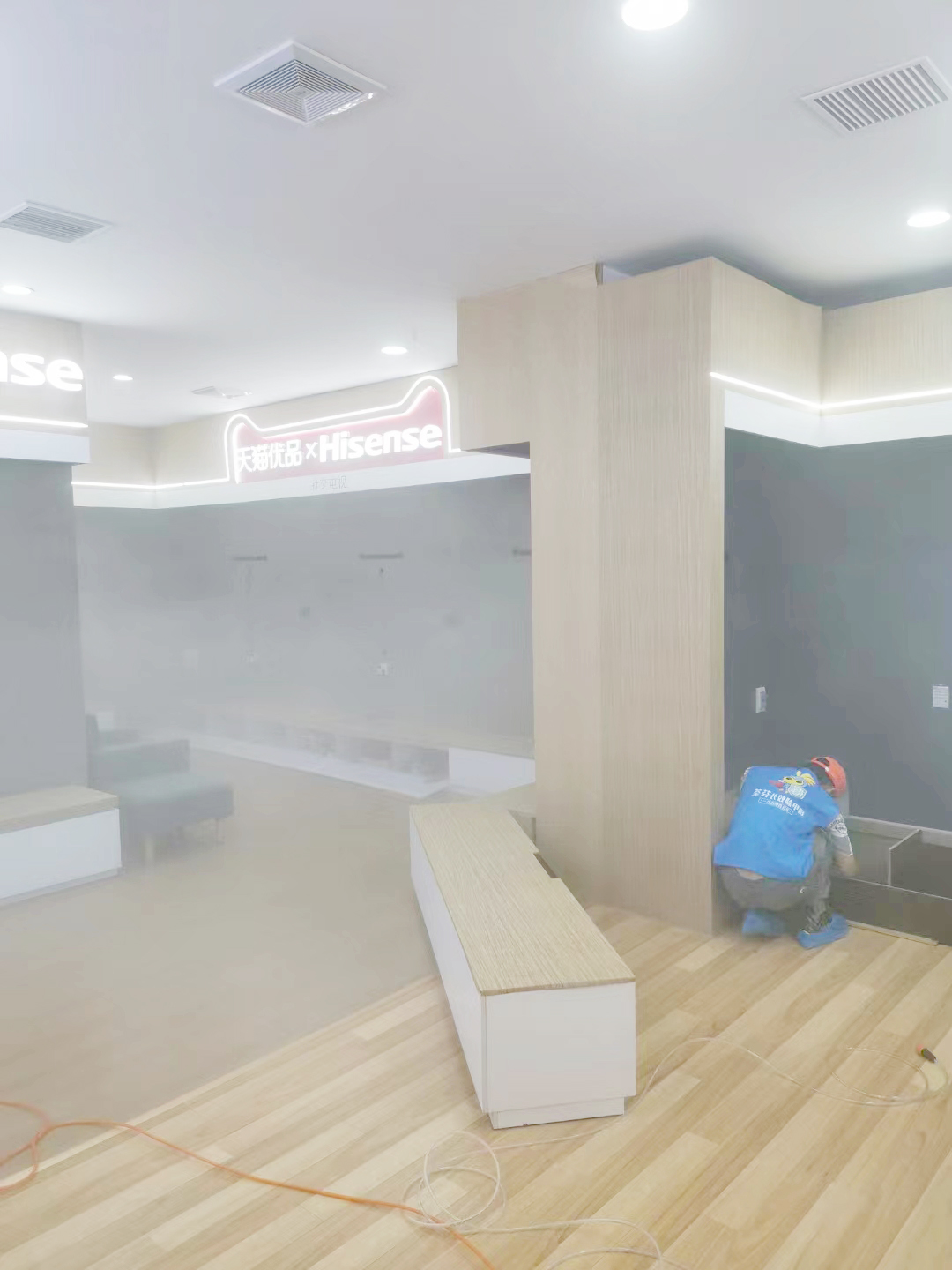 天貓優品店面墻面整體噴涂治理施工 天貓優品店面墻面整體噴涂治理施工