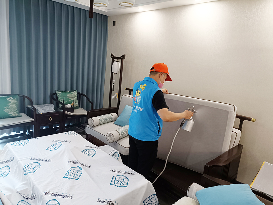客廳沙發全方位噴涂治理甲醛